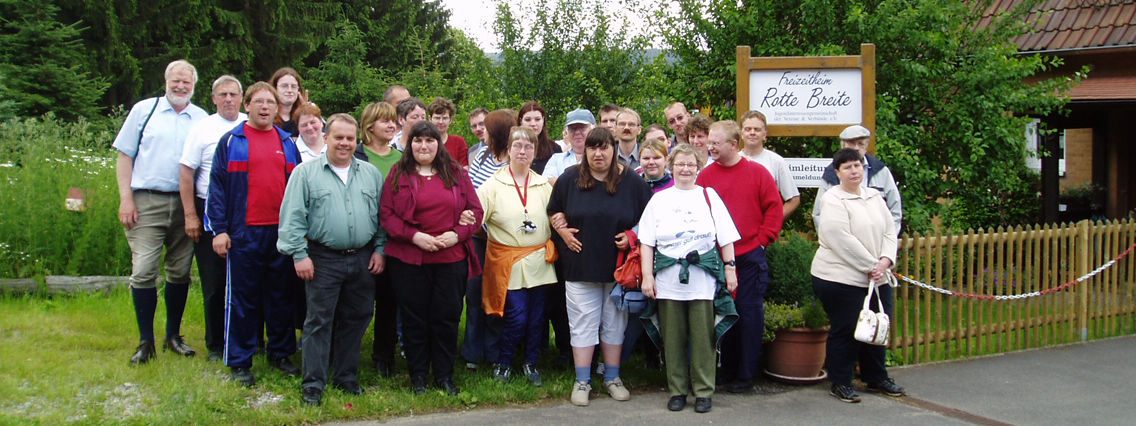 Reisegruppe vor einem Freizeitheim